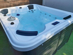STUDIO LUXE 600M PLAGE AVEC SPA POUR 4 PERS